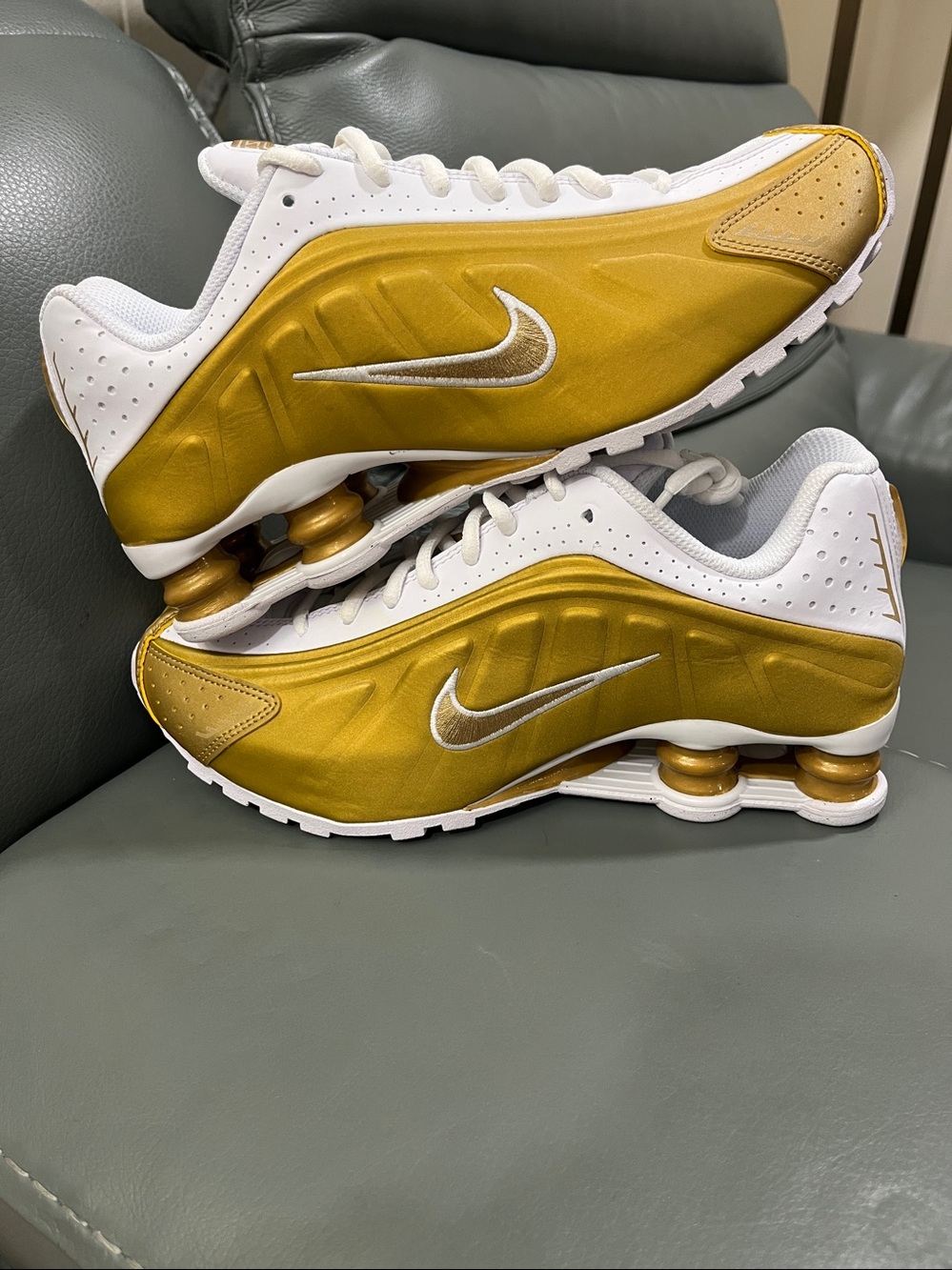 Nike Shox R4  White and Gold Athletic Shox Sneakers - Picture 2 of 5